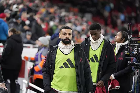 قناع وحزن وإحماء البدلاء.. كيف ظهر صلاح قبل مباراة ليفربول وسندرلاند؟ (صور)